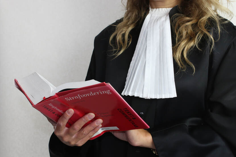 Jurist met Wetboek van Strafvordering in haar hand